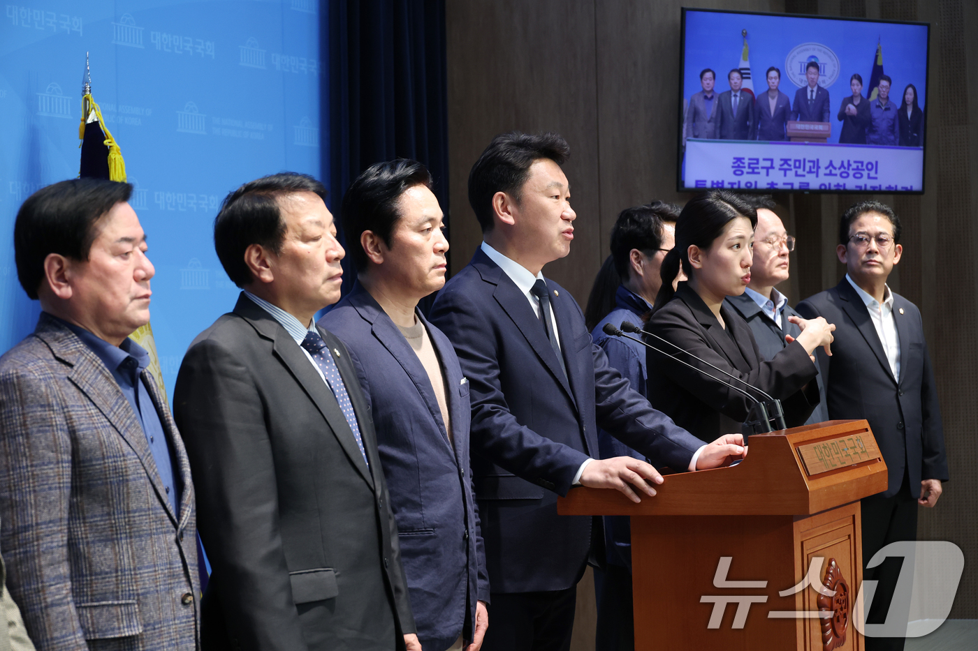 (서울=뉴스1) 이광호 기자 = 곽상언 더불어민주당 의원과 한국외식업중앙회 종로구지회 관계자들이 25일 오후 서울 여의도 국회 소통관에서 윤석열 대통령 탄핵안 가결 이후 광화문, …