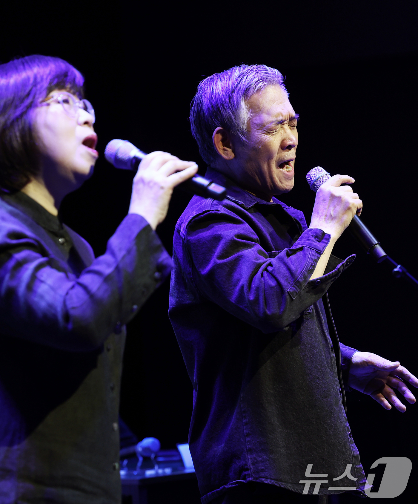 (서울=뉴스1) 오대일 기자 = 가수 정태춘·박은옥이 25일 오후 서울 종로구 노무현시민센터에서 열린 2025 정태춘·박은옥 문학프로젝트 '노래여 벽을 깨라' 기자간담회에서 '92 …