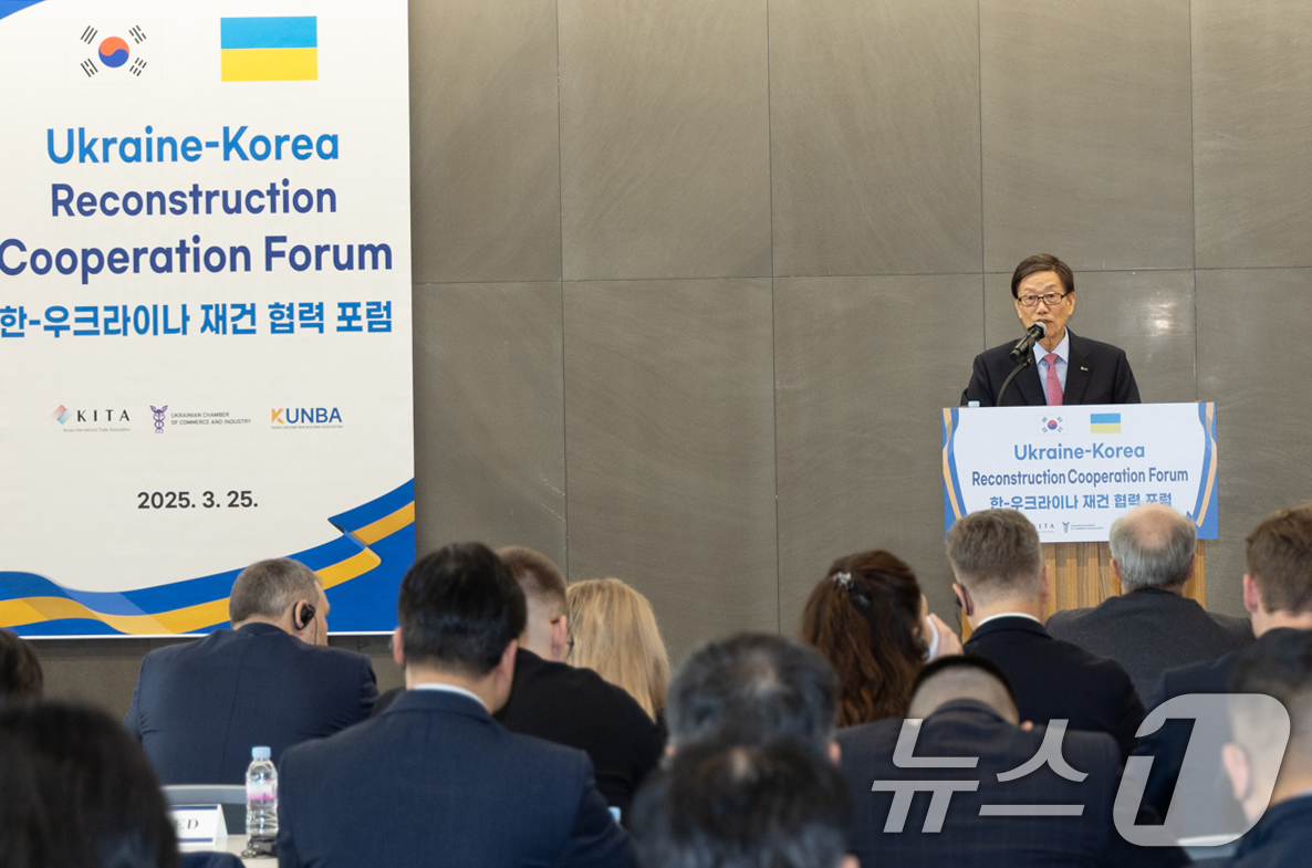 (서울=뉴스1) = 윤진식 한국무역협회 회장이 지난 25일 서울 강남구 트레이드타워에서 개최한 '한·우크라이나 재건 협력 포럼'에서 개회사를 하고 있다. (한국무역협회 제공. 재판 …