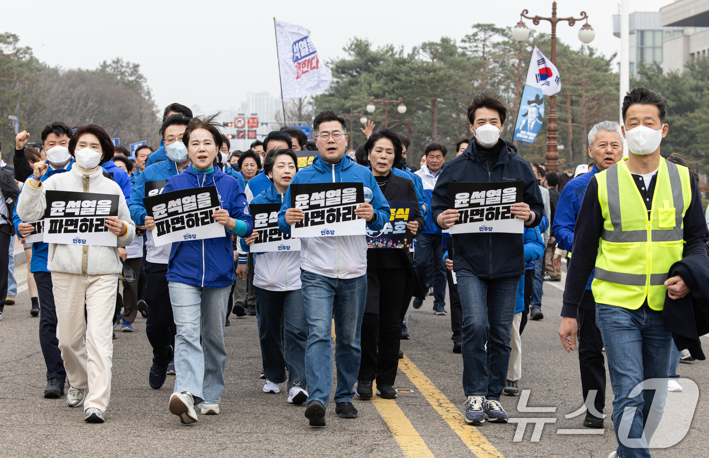 (서울=뉴스1) 이재명 기자 = 박찬대 더불어민주당 원내대표를 비롯한 의원들이 26일 오후 서울 여의도 국회에서 내란수괴 윤석열 파면 촉구 12차 국회의원 도보행진을 하며 광화문으 …