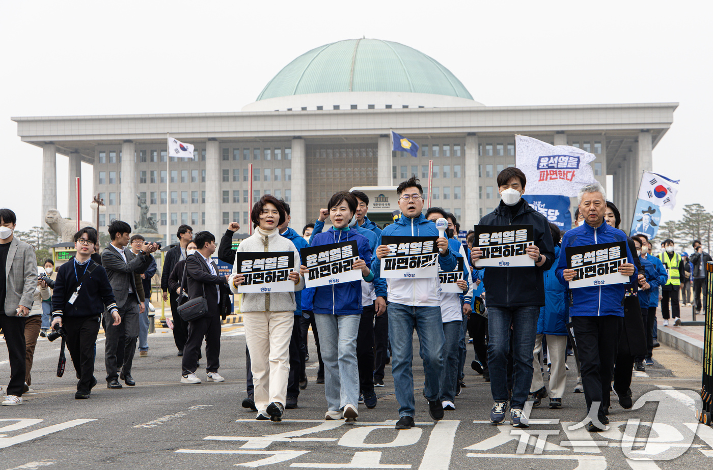 (서울=뉴스1) 이재명 기자 = 박찬대 더불어민주당 원내대표를 비롯한 의원들이 26일 오후 서울 여의도 국회에서 내란수괴 윤석열 파면 촉구 12차 국회의원 도보행진을 하며 광화문으 …