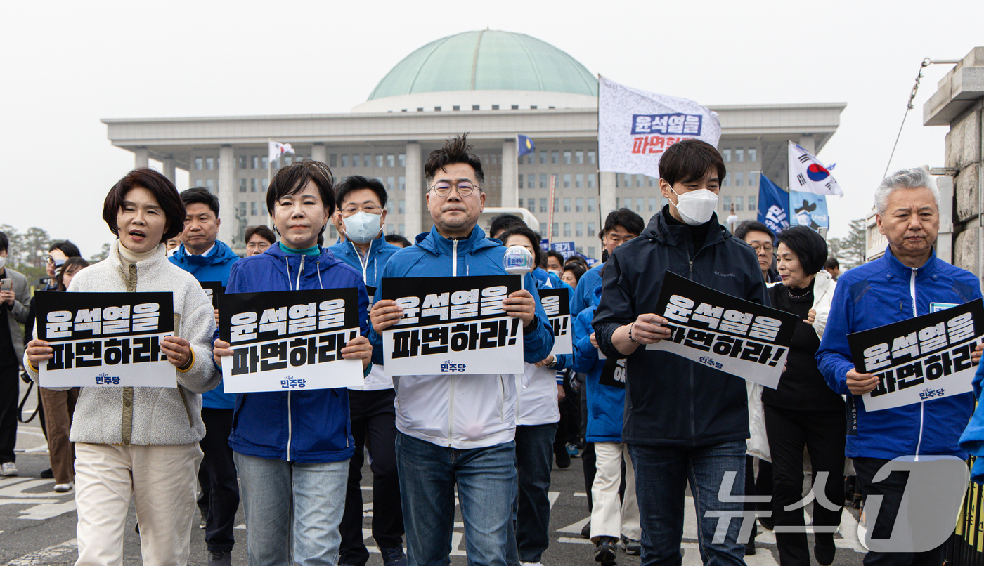 (서울=뉴스1) 이재명 기자 = 박찬대 더불어민주당 원내대표를 비롯한 의원들이 26일 오후 서울 여의도 국회에서 내란수괴 윤석열 파면 촉구 12차 국회의원 도보행진을 하며 광화문으 …