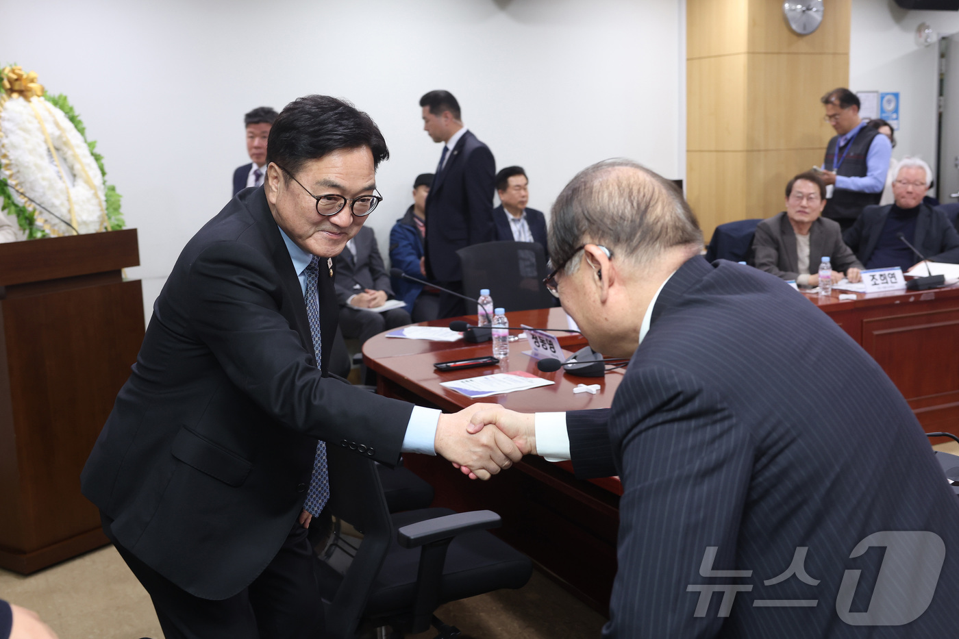 (서울=뉴스1) = 우원식 국회의장이 25일 오후 서울 여의도 국회의원회관에서 열린 추강(秋岡) 김지섭 의사 추모 강연회 및 토론회에 참석해 이종찬 광복회장과 악수하고 있다. (국 …