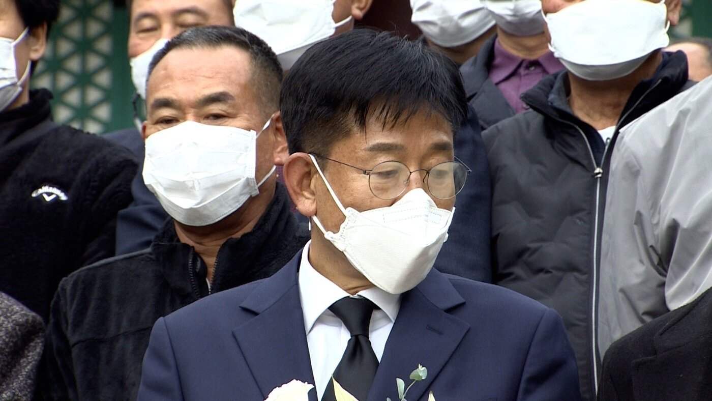 본문 이미지 - 민주당이 전만권 후보와 명태균의 관계가 의심된다며 제시한 사진. 지난 2021년 11월 아산 현충사에서 참배한 뒤 기념 사진을 촬영하는 전만권 후보(가운데) 왼편에 명태균 씨와 닮은 남성이 서 있다. /뉴스1