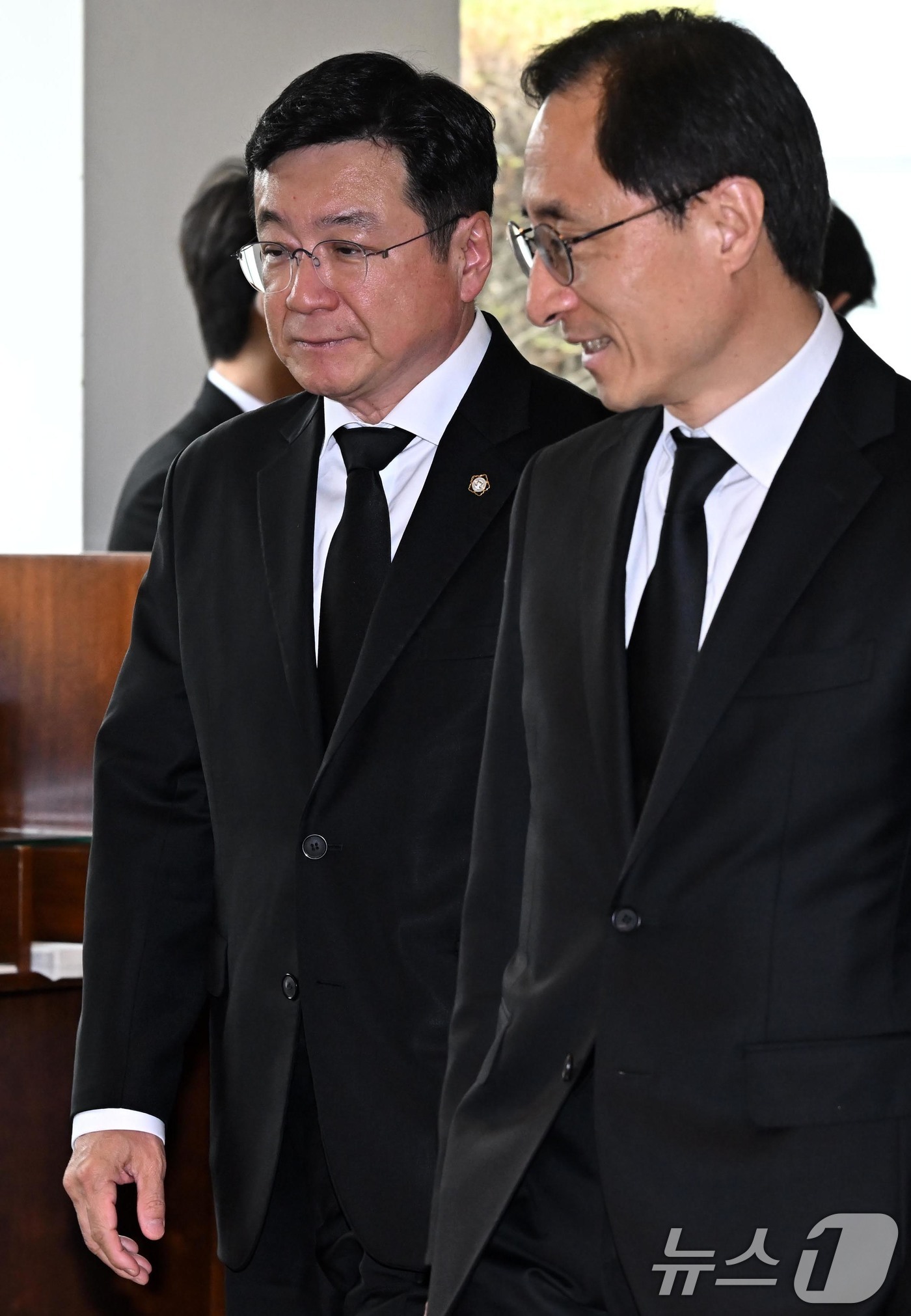 (서울=뉴스1) 신웅수 기자 = 이찬희 삼성 준법감시위원회 위원장(왼쪽)이 25일 서울 강남구 삼성서울병원 장례식장에 마련된 한종희 삼성전자 대표이사 부회장의 빈소를 방문 후 이동 …