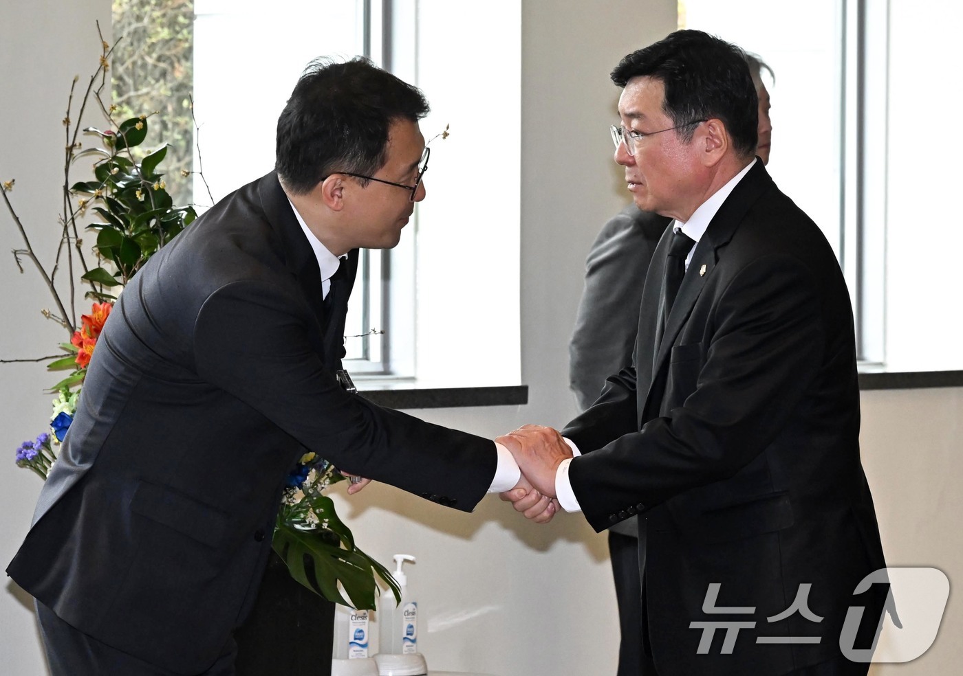 (서울=뉴스1) 신웅수 기자 = 이찬희 삼성 준법감시위원회 위원장(오른쪽)이 25일 서울 강남구 삼성서울병원 장례식장에 마련된 한종희 삼성전자 대표이사 부회장의 빈소를 방문 후 관 …