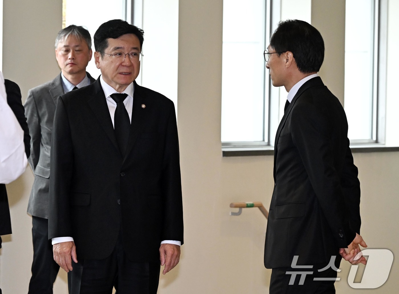 (서울=뉴스1) 신웅수 기자 = 이찬희 삼성 준법감시위원회 위원장(왼쪽)이 25일 서울 강남구 삼성서울병원 장례식장에 마련된 한종희 삼성전자 대표이사 부회장의 빈소를 방문 후 관계 …