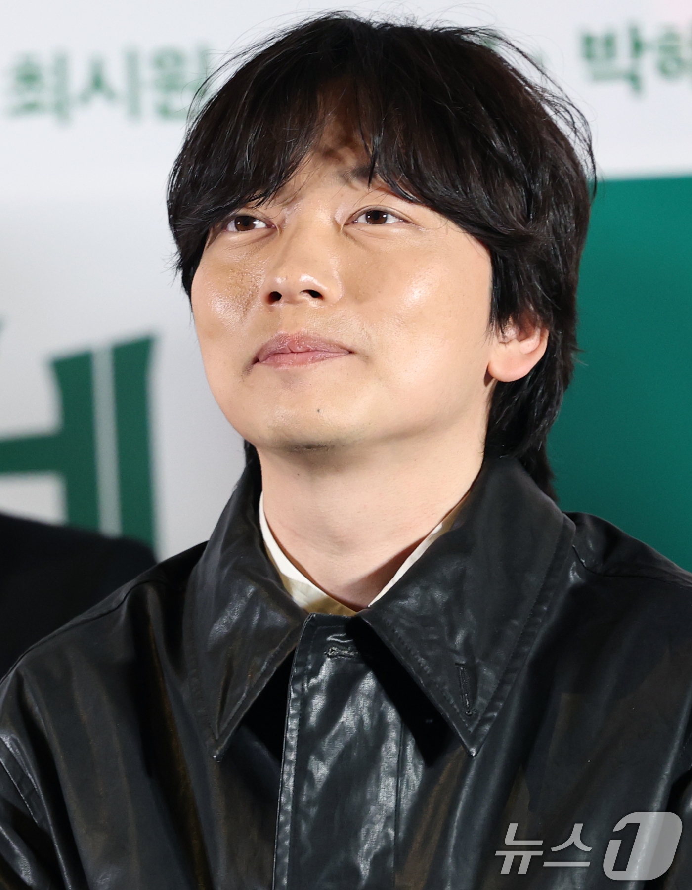 (서울=뉴스1) 권현진 기자 = 배우 이동휘가 25일 오후 서울 용산구 CGV 용산점에서 열린 영화 '로비'(감독 하정우) 언론시사회 및 기자간담회에 참석해 매력을 발산하고 있다. …