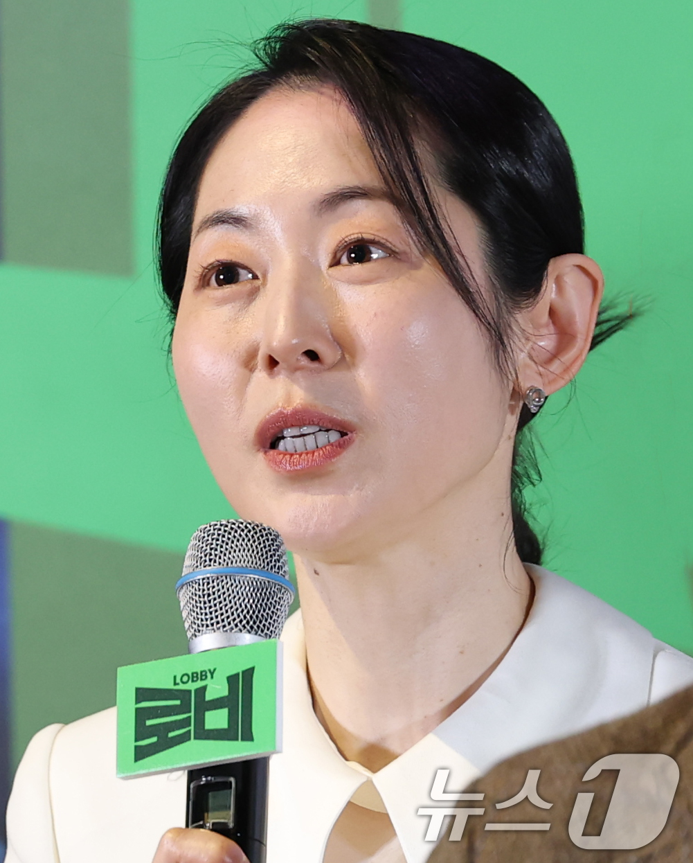 (서울=뉴스1) 권현진 기자 = 배우 강말금이 25일 오후 서울 용산구 CGV 용산점에서 열린 영화 '로비'(감독 하정우) 언론시사회 및 기자간담회에 참석해 인사말을 하고 있다.‘ …