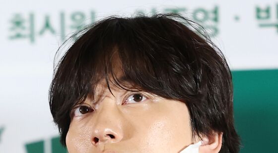 이동휘, 뜨거운 취재 열기에 덥다더워