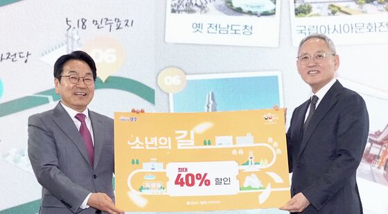 강기정 시장, 유인촌 장관에 '소년의 길' 할인권 전달