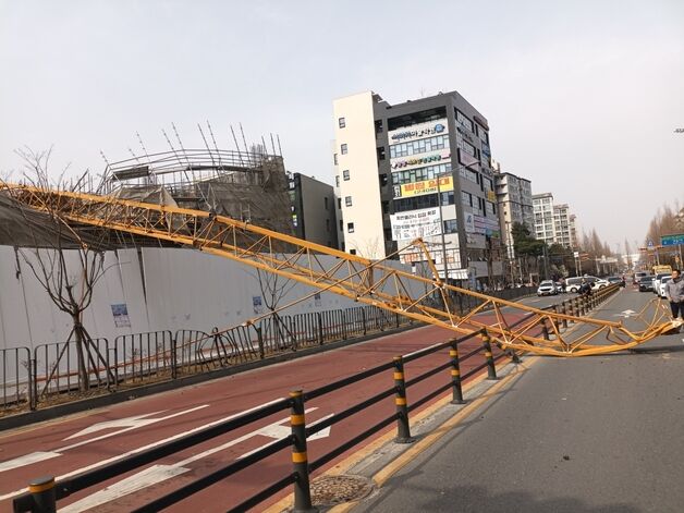 타워크레인·첨탑·신호등 쓰러져…대전·충남 강풍 사고 잇따라