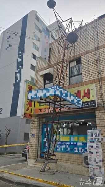 본문 이미지 - 25일 오후 2시 40분께 천안 동남구 봉명동의 한 상가 옥상에 설치된 교최 첨탑이 강풍에 무너지는 사고가 발생했다. (독제제공. 재판매 및 DB금지) /뉴스1