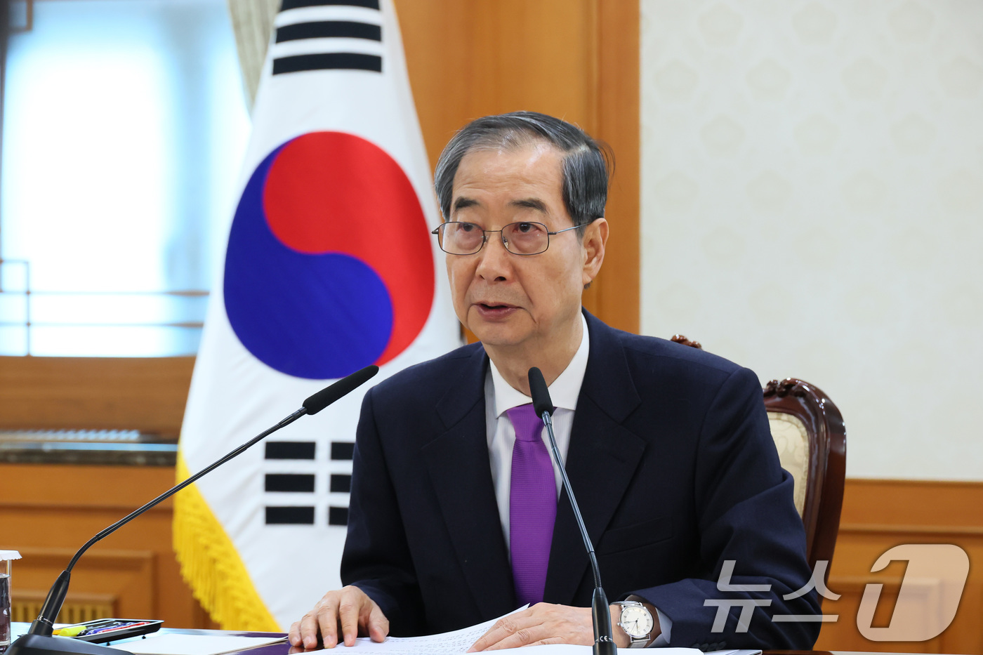 (서울=뉴스1) 임세영 기자 = 한덕수 대통령 권한대행 국무총리가 25일 오후 서울 종로구 정부서울청사에서 과기부, 법무부, 국방부, 행안부, 서울시 등 관계부처와 함께 대통령 탄 …