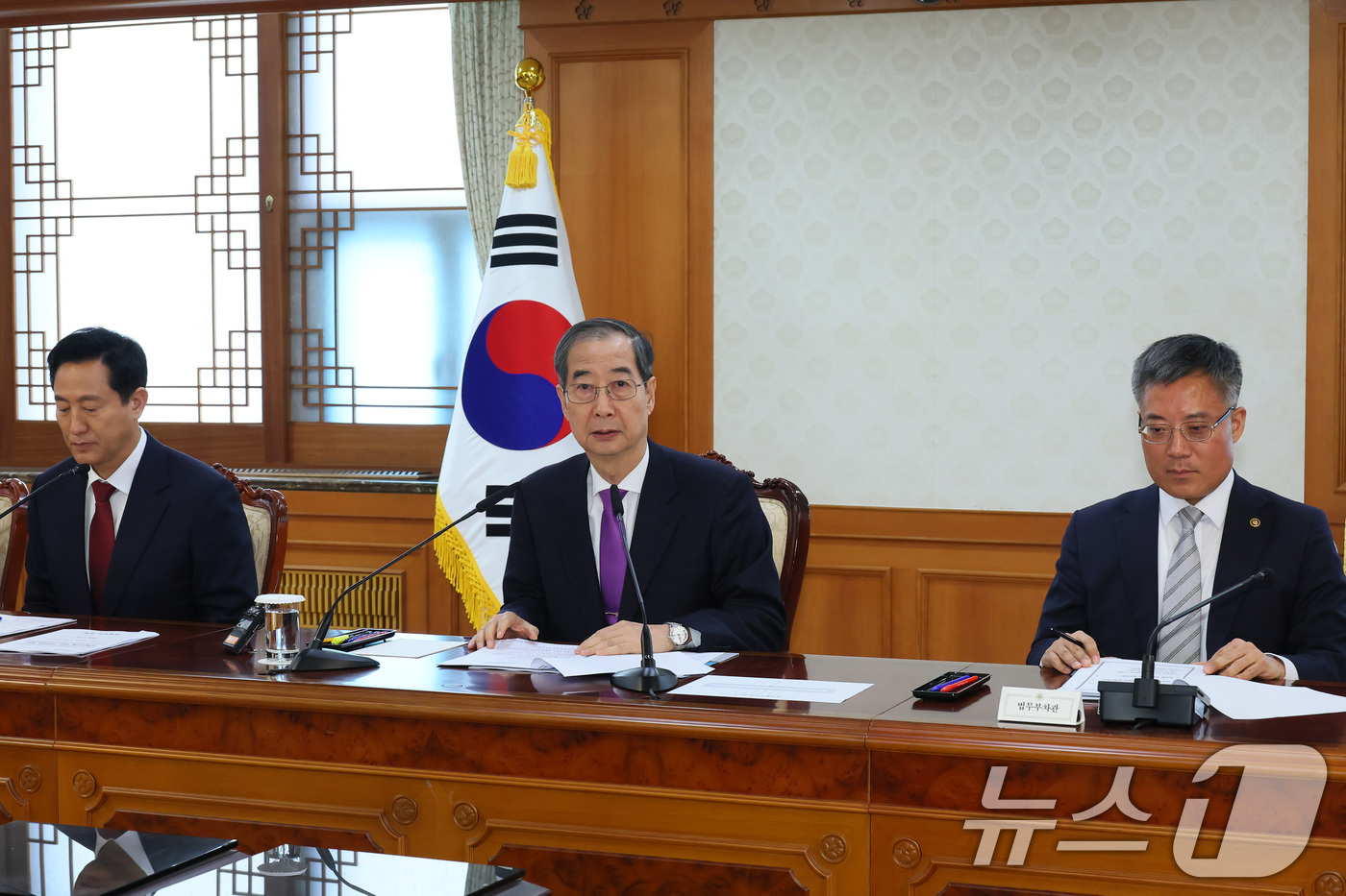 (서울=뉴스1) 임세영 기자 = 한덕수 대통령 권한대행 국무총리가 25일 오후 서울 종로구 정부서울청사에서 과기부, 법무부, 국방부, 행안부, 서울시 등 관계부처와 함께 대통령 탄 …