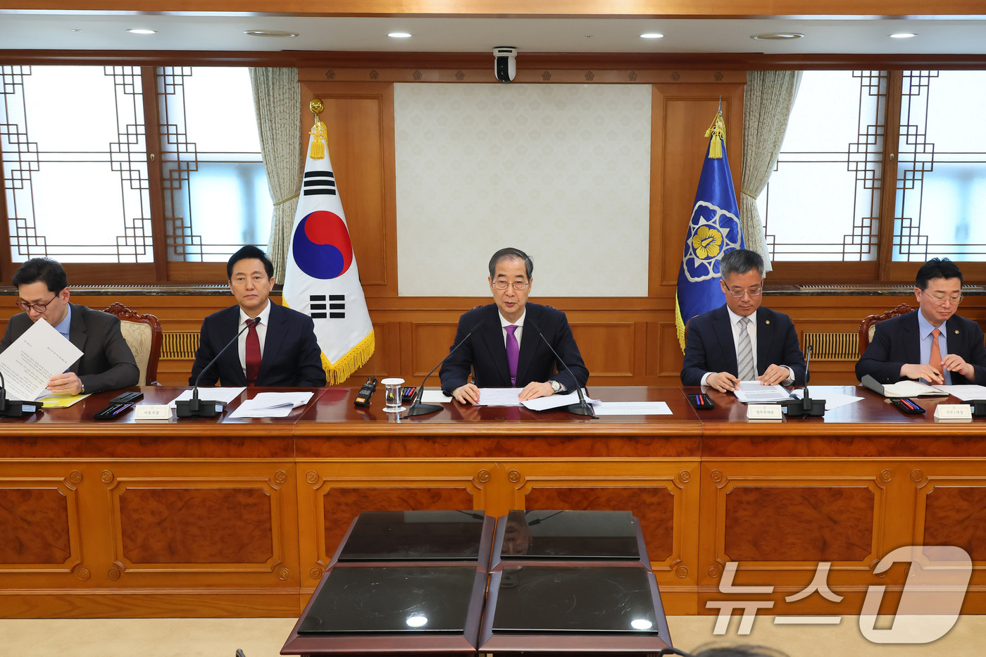 (서울=뉴스1) 임세영 기자 = 한덕수 대통령 권한대행 국무총리가 25일 오후 서울 종로구 정부서울청사에서 과기부, 법무부, 국방부, 행안부, 서울시 등 관계부처와 함께 대통령 탄 …