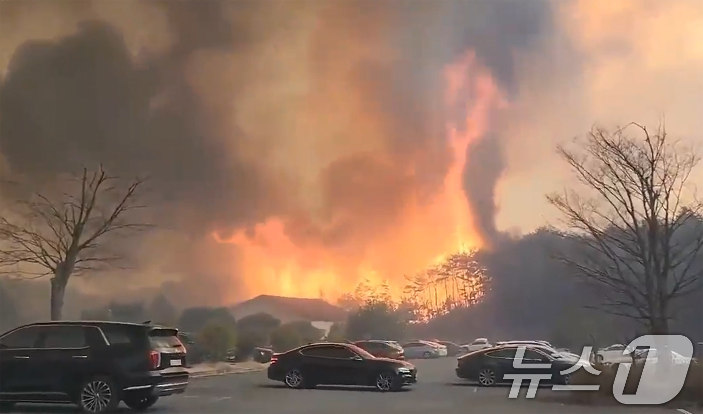 (안동=뉴스1) 최창호 기자 = 25일 경북 의성에서 발생한 산불이 강풍을 타고 안동시 길안면에 이어 풍산면 쪽으로 급속히 확산되고 있다.사진은 동안동IC에 주차돼 있던 차량들이 …