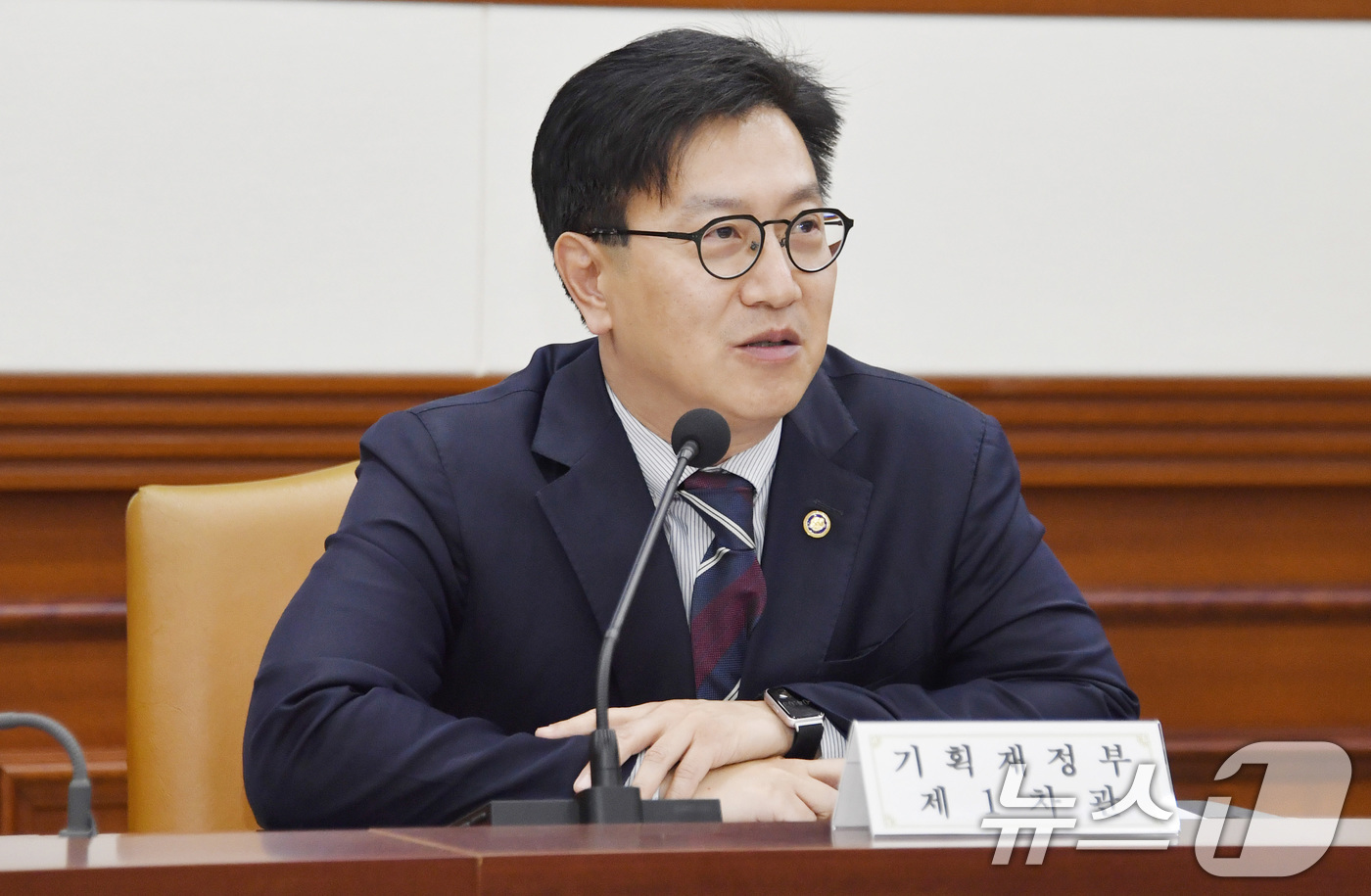 (서울=뉴스1) = 김범석 기획재정부 차관이 25일 서울 종로구 정부서울청사에서 열린 '제1차 서비스산업발전 전담반 회의'를 주재하고 있다.  (기획재정부 제공. 재판매 및 DB …
