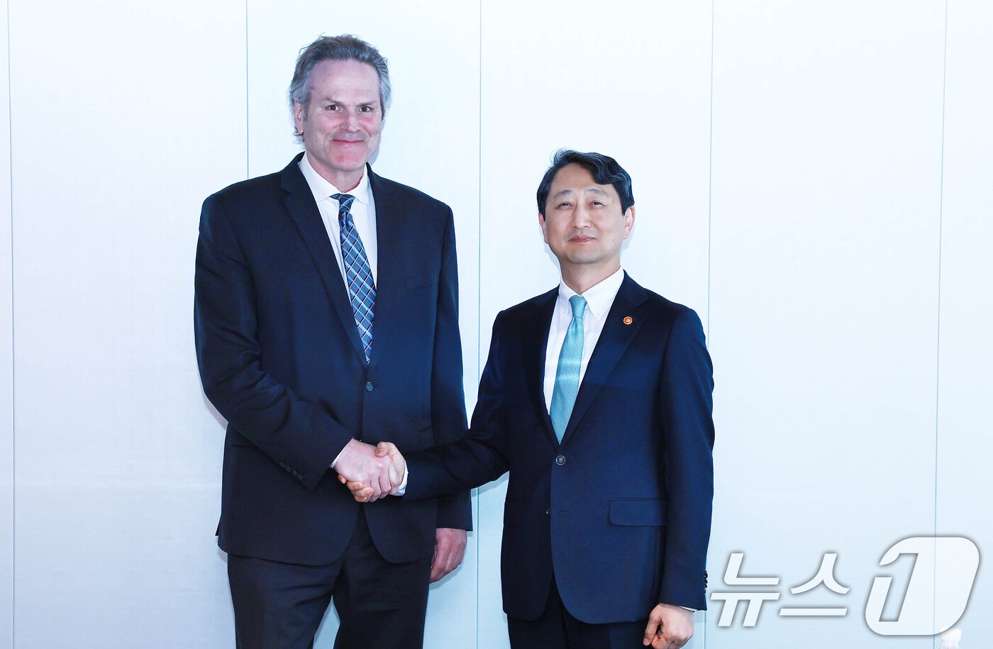 본문 이미지 - 안덕근 산업통상자원부 장관이 25일 서울 중구 플라자호텔에서 마이크 던리비 미국 알래스카주 주지사와 면담을 하고 있다. 이날 안 장관은 알래스카 주지사와 알래스카 액화천연가스(LNG) 개발 프로젝트 등 에너지 협력 강화 방안을 논의했다. (산업통상자원부 제공, 재판매 및 DB 금지) 2025.3.25/뉴스1