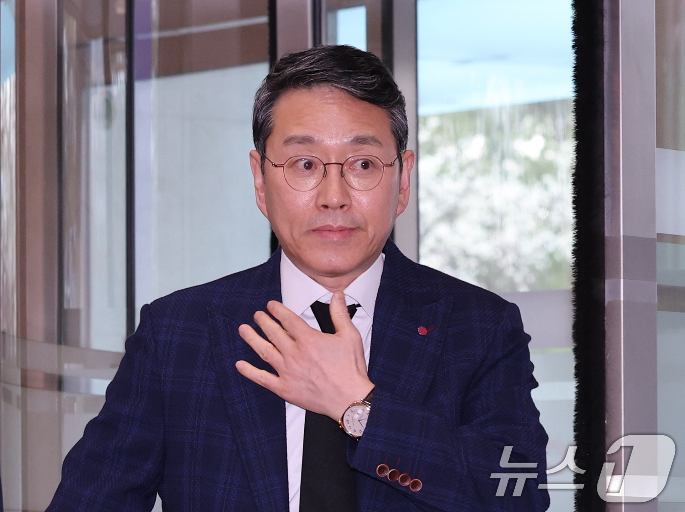 (서울=뉴스1) 박지혜 기자 = 조주완 LG전자 사장이 25일 서울 강남구 삼성서울병원 장례식장에 마련된 한종희 삼성전자 대표이사 부회장의 빈소로 향하고 있다. 2025.3.25/ …