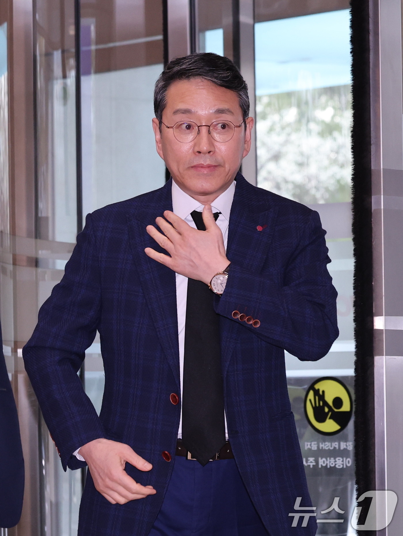 (서울=뉴스1) 박지혜 기자 = 조주완 LG전자 사장이 25일 서울 강남구 삼성서울병원 장례식장에 마련된 한종희 삼성전자 대표이사 부회장의 빈소로 향하고 있다. 2025.3.25/ …