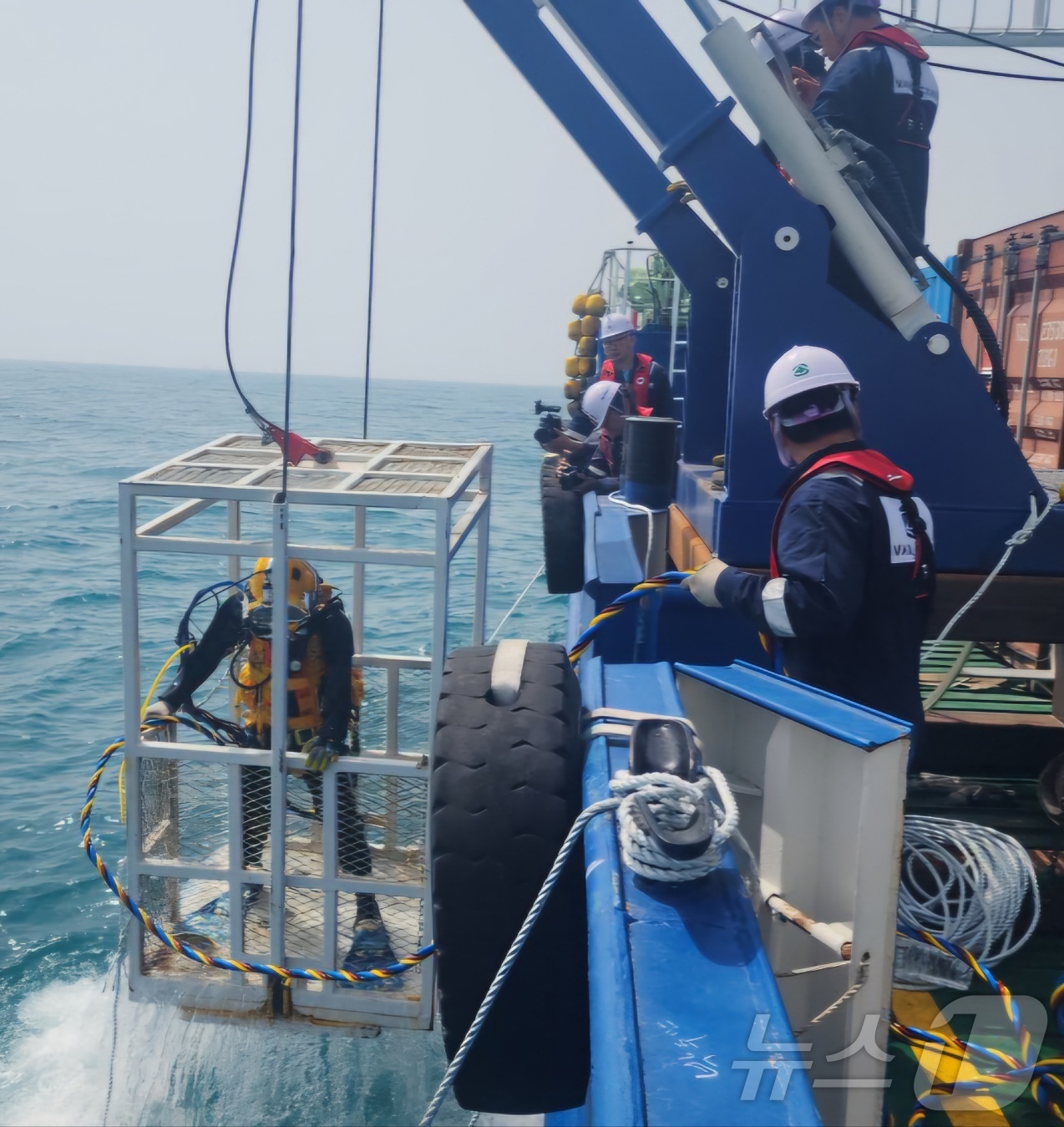 (여수=뉴스1) 김동수 기자 = 25일 오전 전남 여수시 삼산면 하백도 동쪽 해상에서 침몰한 제22서경호 실종자를 찾기 위한 민간 잠수부가 현장에 투입되고 있다.(전남도 제공. 재 …