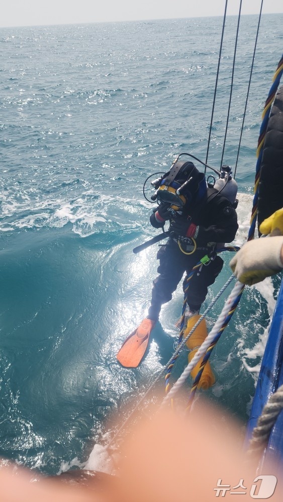 (여수=뉴스1) 김동수 기자 = 25일 오전 전남 여수시 삼산면 하백도 동쪽 해상에서 침몰한 제22서경호 실종자를 찾기 위한 민간 잠수부가 현장에 투입되고 있다.(전남도 제공. 재 …