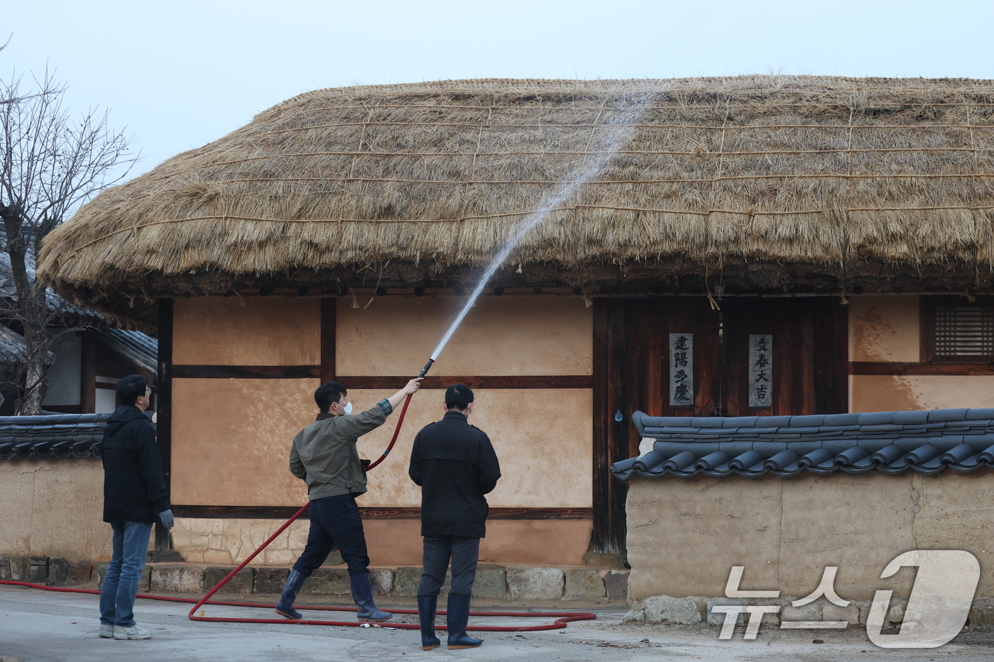 (안동=뉴스1) 김영운 기자 = 경북 의성군 산불이 나흘째 이어지고 있는 25일 오후 경북 안동시 하회마을에서 관계자들이 화재에 대비해 초가지붕에 물을 뿌리고 있다.2025.3.2 …