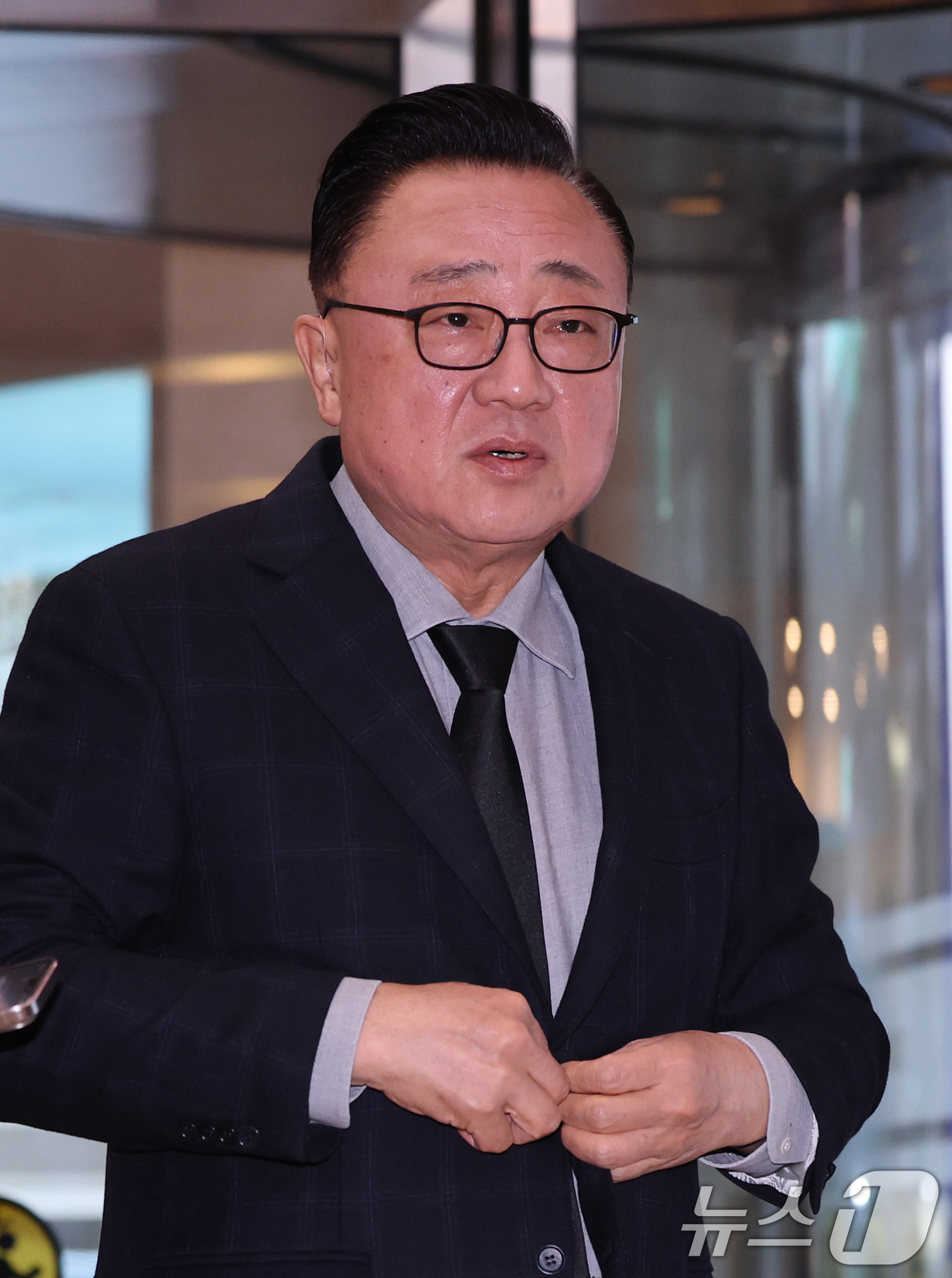 (서울=뉴스1) 박지혜 기자 = 삼성전자 사장 출신 고동진 국민의힘 의원이 25일 서울 강남구 삼성서울병원 장례식장에 마련된 한종희 삼성전자 대표이사 부회장의 빈소로 향하고 있다. …