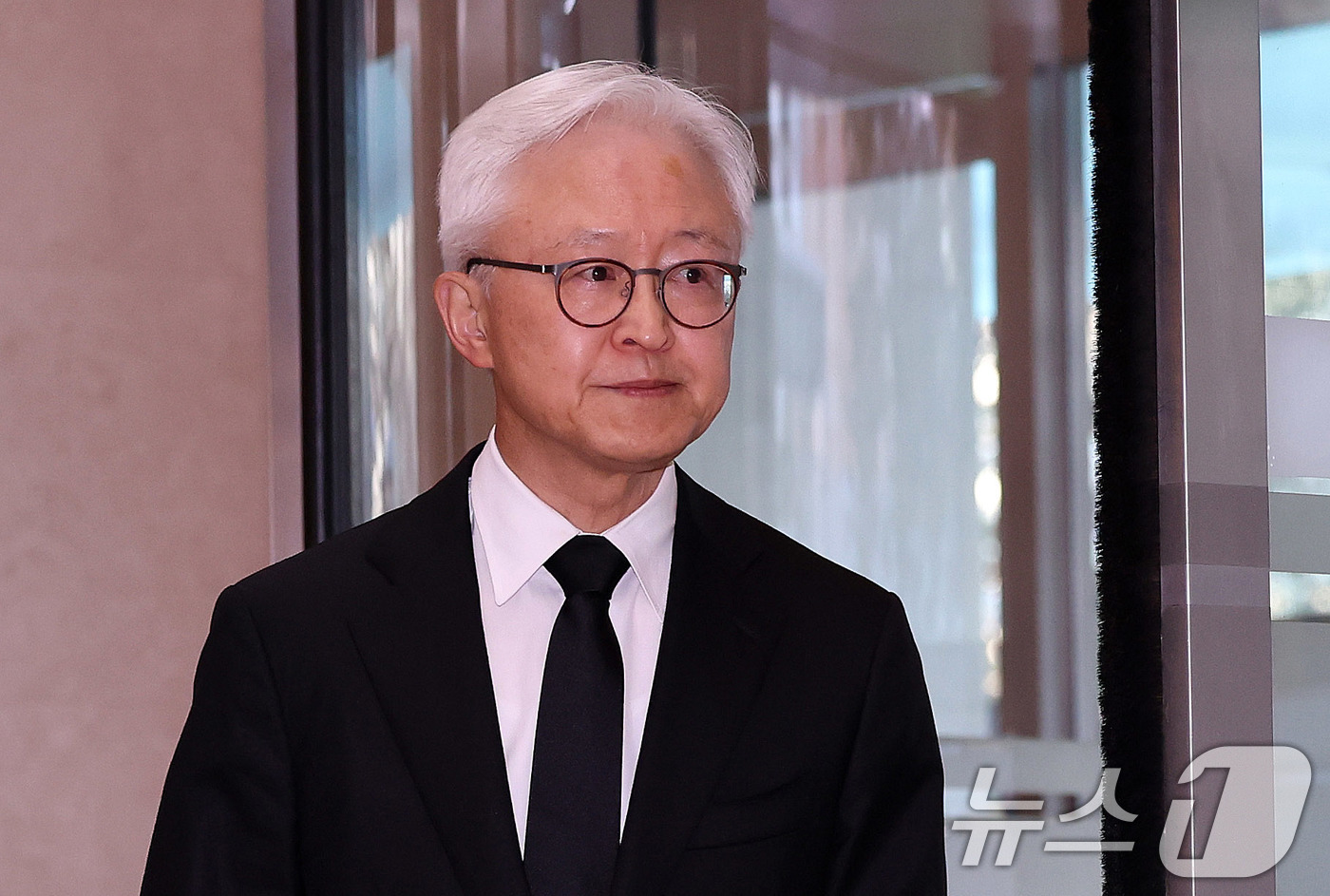 (서울=뉴스1) 박지혜 기자 = 경계현 삼성전자 고문이 25일 서울 강남구 삼성서울병원 장례식장에 마련된 한종희 삼성전자 대표이사 부회장의 빈소로 향하고 있다. 2025.3.25/ …