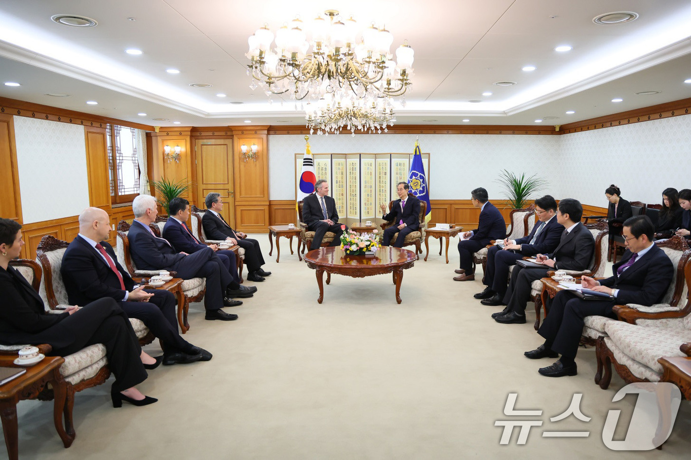 (서울=뉴스1) 임세영 기자 = 한덕수 대통령 권한대행 국무총리가 25일 오후 서울 종로구 정부서울청사에서 마이크 던리비(Mike Dunleavy) 美 알래스카 주지사를 접견하고 …