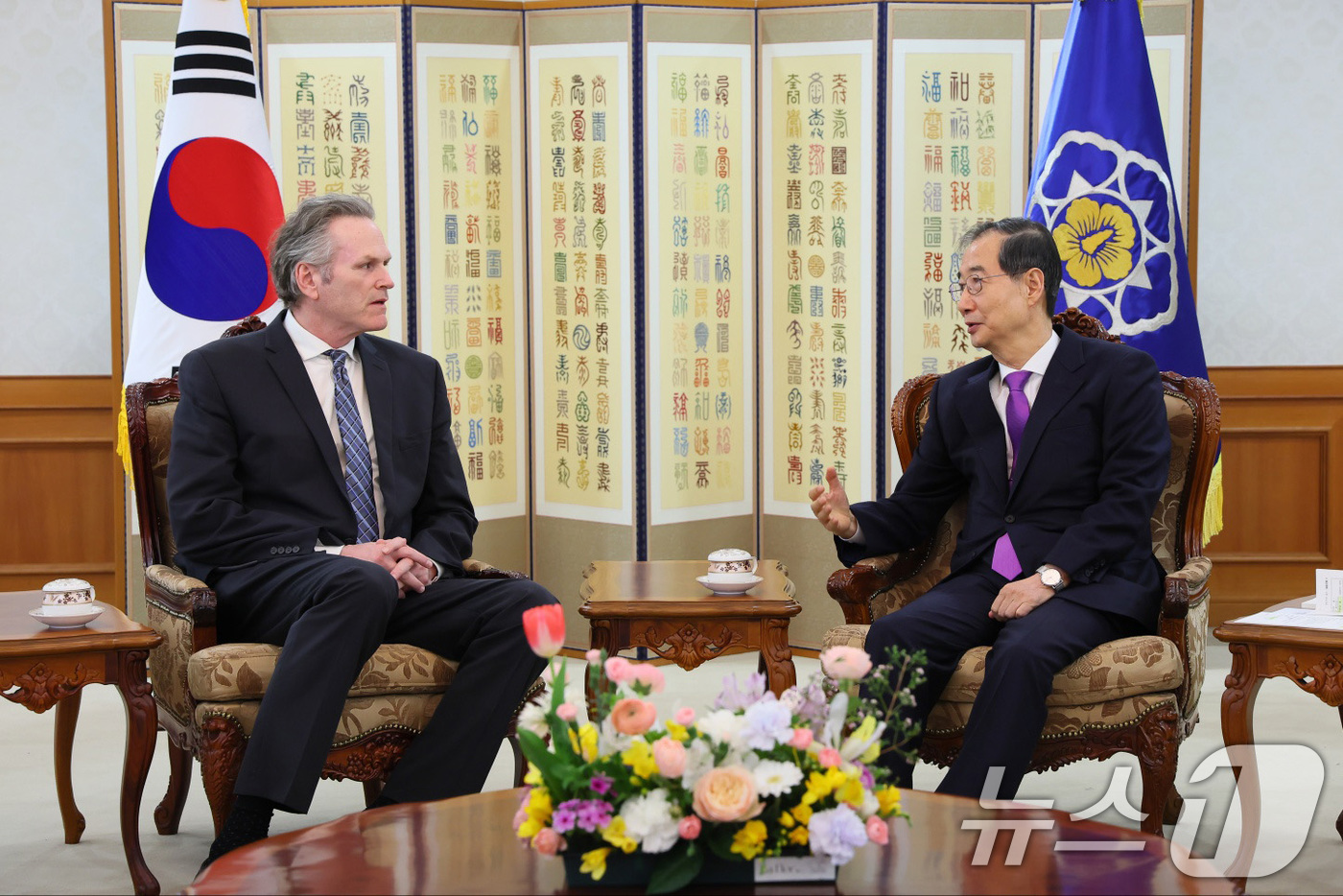 (서울=뉴스1) 임세영 기자 = 한덕수 대통령 권한대행 국무총리가 25일 오후 서울 종로구 정부서울청사에서 마이크 던리비(Mike Dunleavy) 美 알래스카 주지사를 접견하고 …