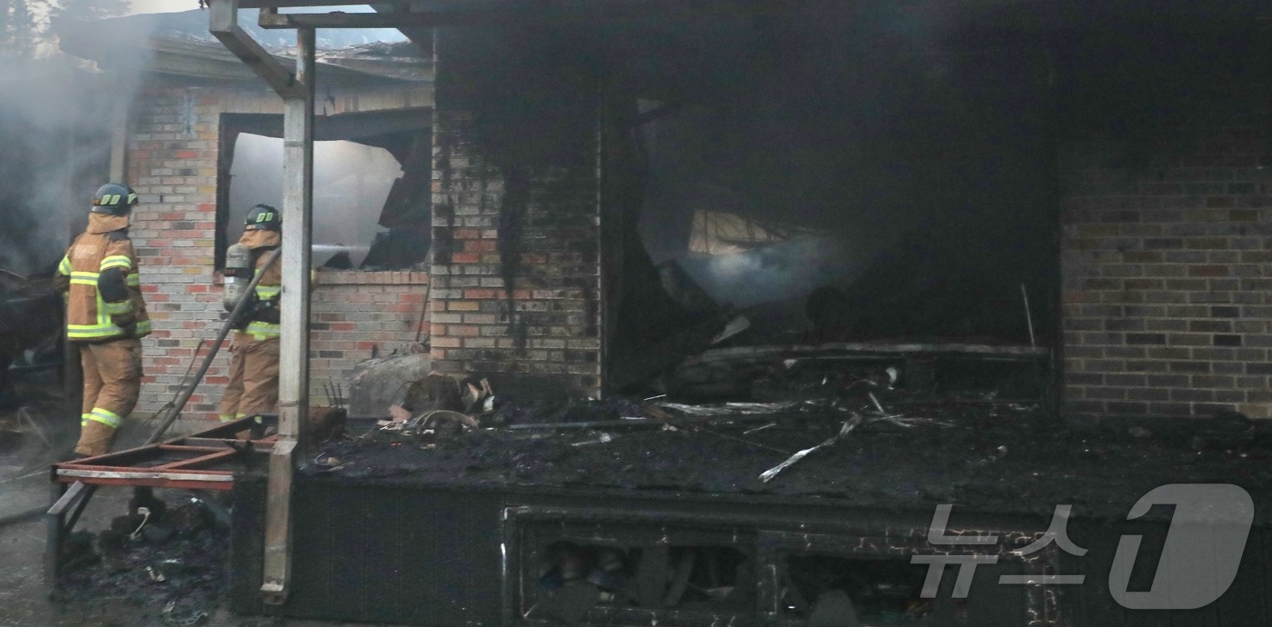 (정읍=뉴스1) 유경석 기자 = 25일 전북자치도 정읍시 소성면에서 발생한 산불이 인근 마을까지 번져 출동한 소방관들이 화재 진압을 하고 있다. 2025.3.25/뉴스1