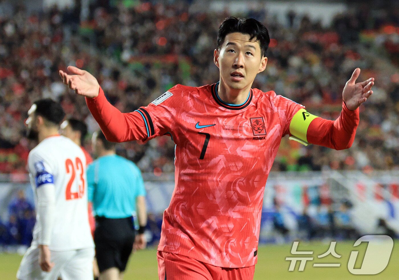 본문 이미지 - 25일 오후 경기도 수원시 팔달구 수원월드컵경기장에서 열린 2026 국제축구연맹&#40;FIFA&#41; 북중미 월드컵 아시아 3차 예선 B조 8차전 대한민국과 요르단의 경기에서 손흥민이 첫 골로 이어진 코너킥을 위해 이동하며 관중 호응을 유도하고 있다. 2025.3.25/뉴스1 ⓒ News1 박정호 기자