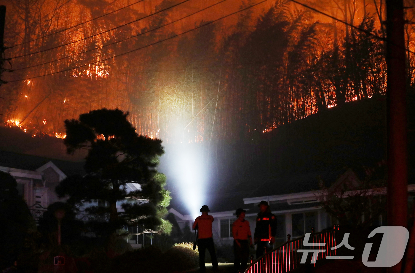 (산청=뉴스1) 윤일지 기자 = 경남 산청 대형 산불 닷새째인 25일 오후 산청군 시천면 일대에서 민가 뒤로 불길이 치솟고 있다.  2025.3.25/뉴스1