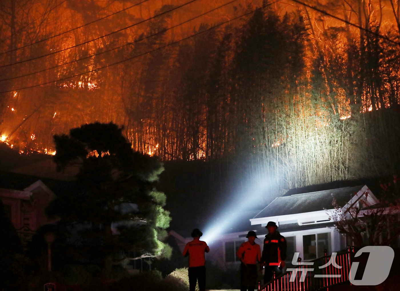 (산청=뉴스1) 윤일지 기자 = 경남 산청 대형 산불 닷새째인 25일 오후 산청군 시천면 일대에서 민가 뒤로 불길이 치솟고 있다.  2025.3.25/뉴스1