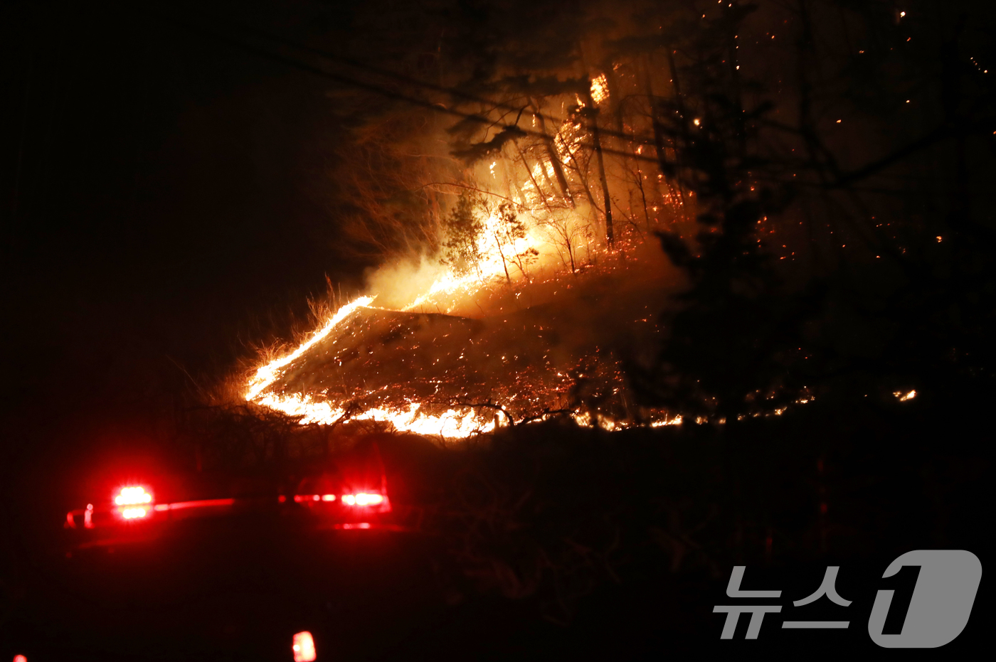 (산청=뉴스1) 윤일지 기자 = 경남 산청 대형 산불 닷새째인 25일 오후 산청군 시천면 일대에서 불길이 치솟고 있다. 2025.3.25/뉴스1