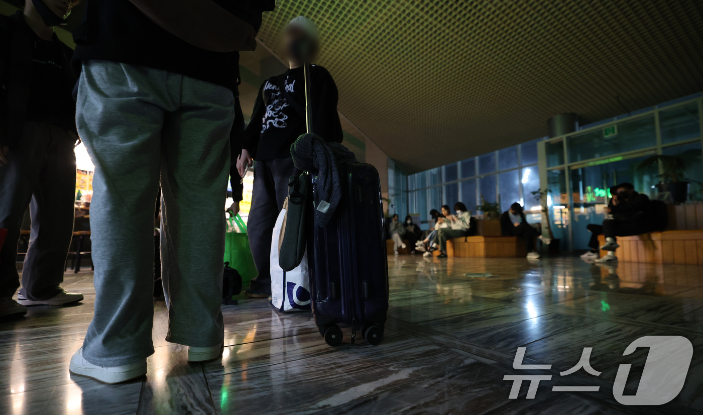 (안동=뉴스1) 김영운 기자 = 경북 의성 산불이 나흘째 이어지고 있는 25일 오후 경북 안동시 국립경국대학교 안동캠퍼스에 대피령이 내려져 재학생들이 기숙사 1층에서 비상 상황에 …