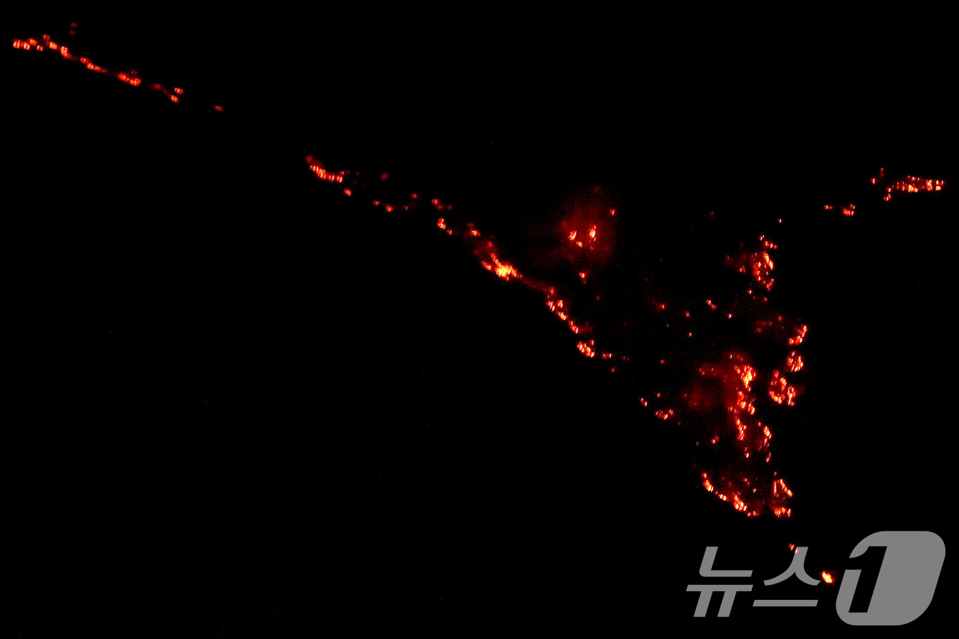 (안동=뉴스1) 공정식 기자 = 25일 오후 어둠이 내린 경북 안동시 남후면 광음리 뒷산에 민가를 삼키려는 화마처럼 산불이 확산하고 있다. 2025.3.25/뉴스1