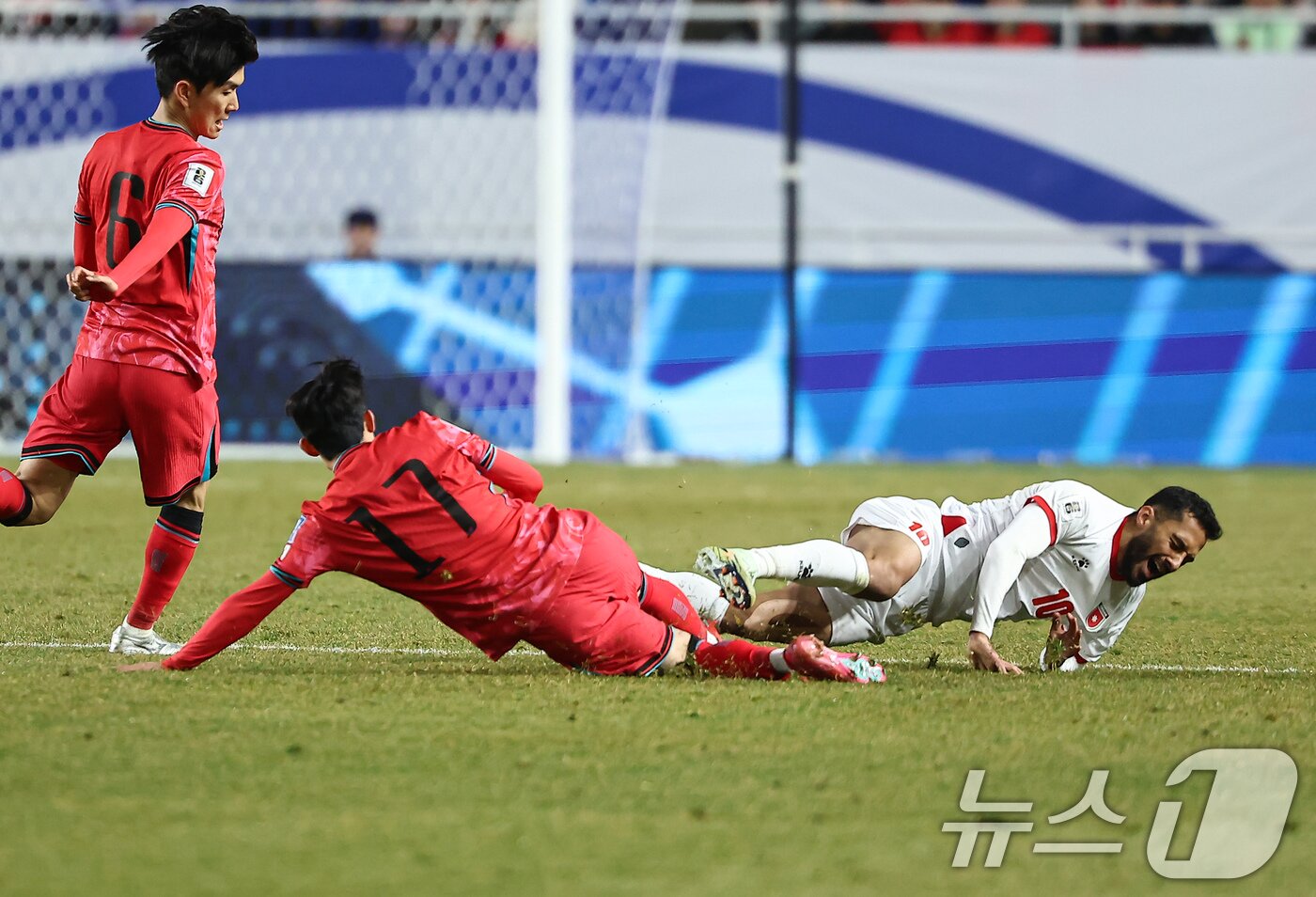 본문 이미지 - 25일 오후 경기 수원월드컵경기장에서 열린 2026 국제축구연맹&#40;FIFA&#41; 북중미 월드컵 아시아 3차 예선 B조 8차전 대한민국과 요르단의 경기, 대한민국 양민혁이 요르단 무사 타마리에게 태클을 하고 있다. 2025.3.25/뉴스1 ⓒ News1 김도우 기자