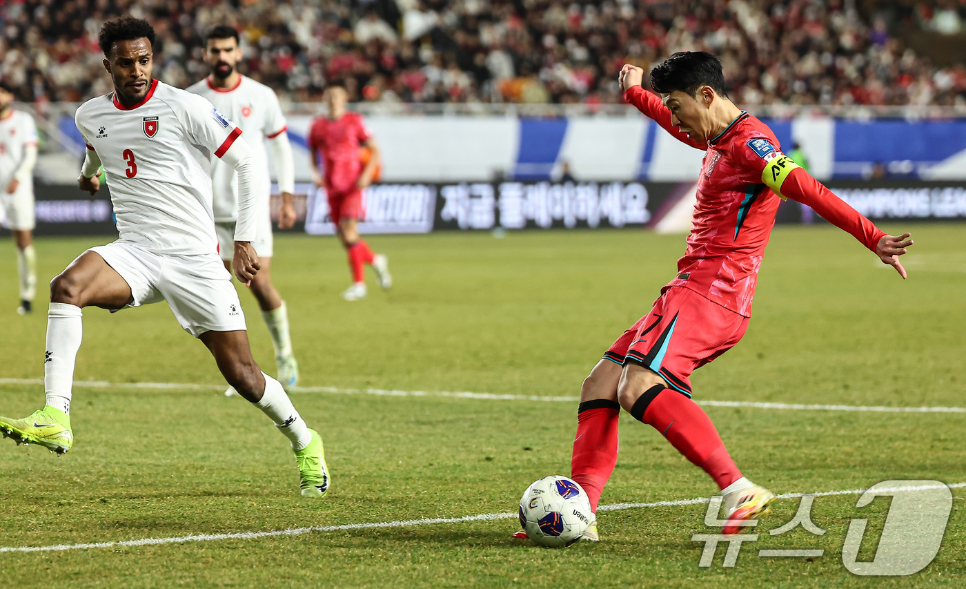 (수원=뉴스1) 김도우 기자 = 25일 오후 경기 수원월드컵경기장에서 열린 2026 국제축구연맹(FIFA) 북중미 월드컵 아시아 3차 예선 B조 8차전 대한민국과 요르단의 경기, …