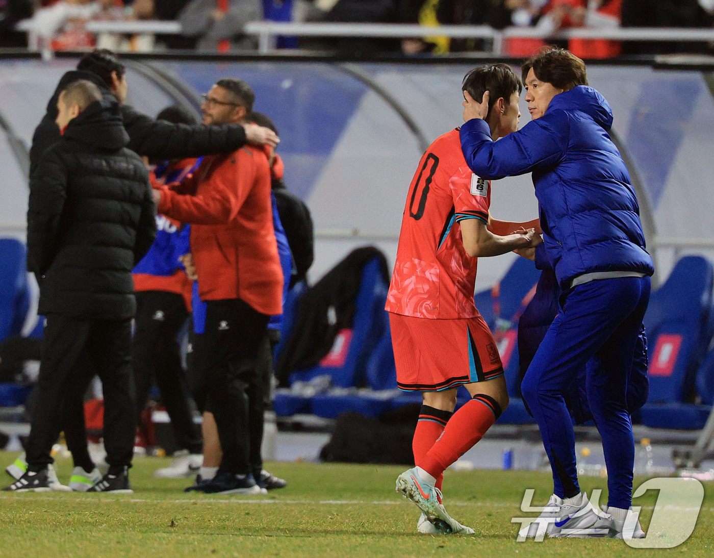 (수원=뉴스1) 박정호 기자 = 25일 오후 경기도 수원시 팔달구 수원월드컵경기장에서 열린 2026 국제축구연맹(FIFA) 북중미 월드컵 아시아 3차 예선 B조 8차전 대한민국과 …