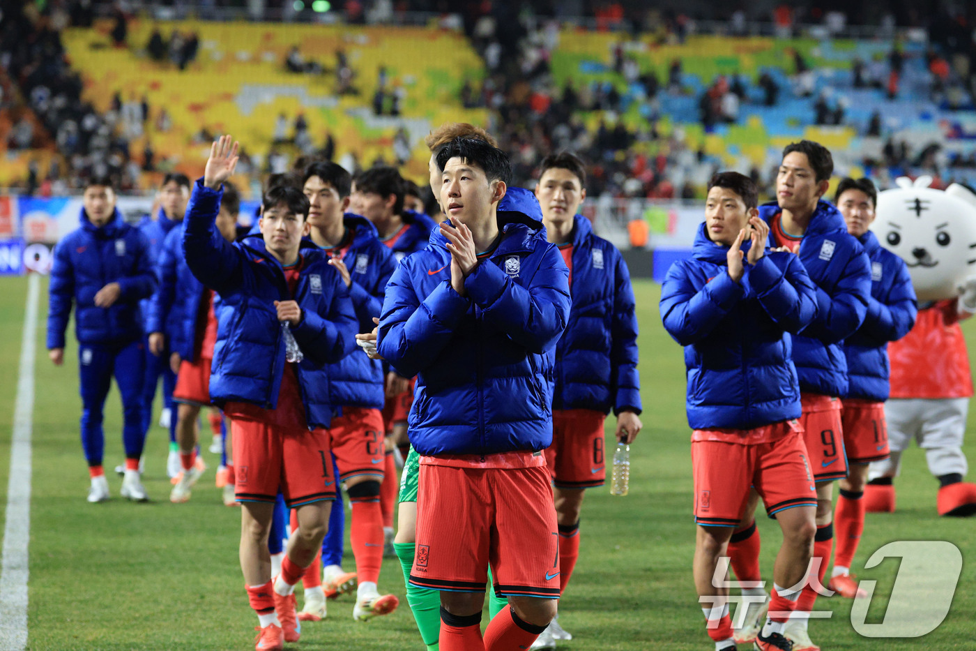 (수원=뉴스1) 박정호 기자 = 25일 오후 경기도 수원시 팔달구 수원월드컵경기장에서 열린 2026 국제축구연맹(FIFA) 북중미 월드컵 아시아 3차 예선 B조 8차전 대한민국과 …