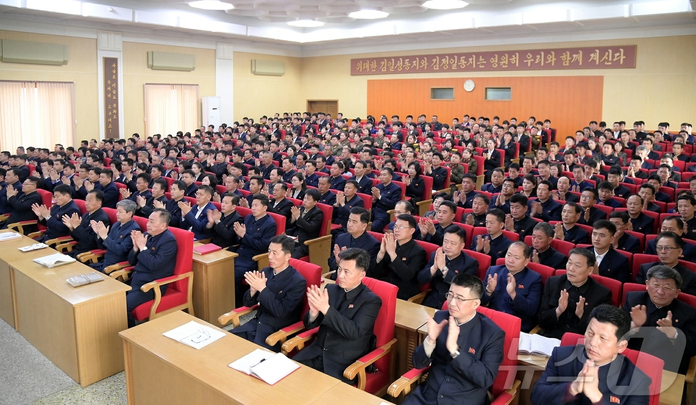 (평양 노동신문=뉴스1) = 북한 노동당 기관지 노동신문은 26일 "김정은 동지의 노작 '백두의 혁명정신으로 체육강국 건설에서 새로운 전성기를 열어나가자'가 발표된 지 10주년을 …