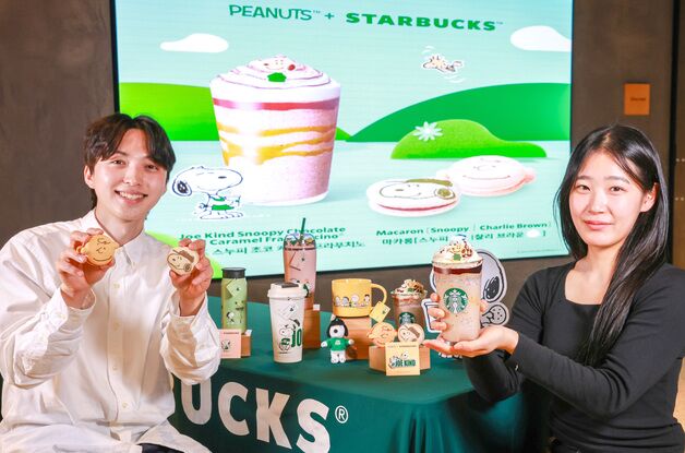 스타벅스에서 만나는 '친절한 스누피'…스타벅스, 피너츠와 협업