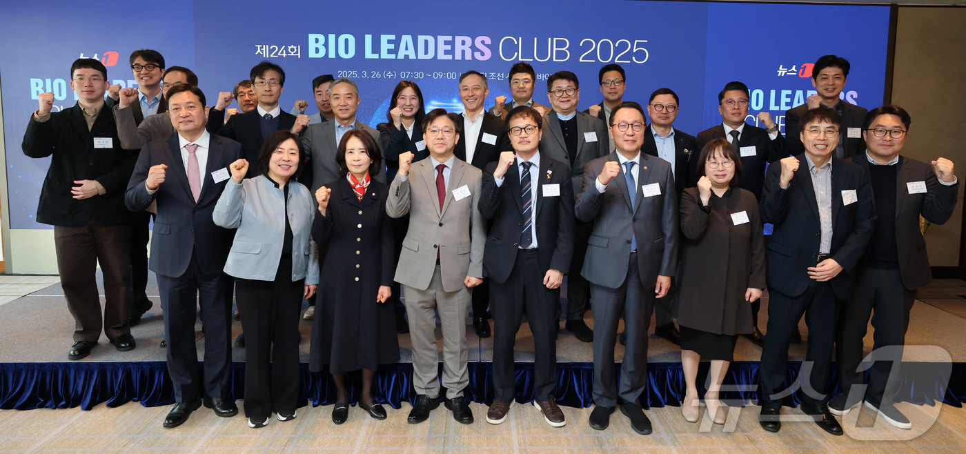 (서울=뉴스1) 박세연 기자 = 26일 오전 서울 중구 조선호텔에서 열린 뉴스1 제24회 바이오리더스클럽에서 이영섭 뉴스1 대표이사와 참석자들이 기념촬영 하고 있다.앞줄 왼쪽부터 …