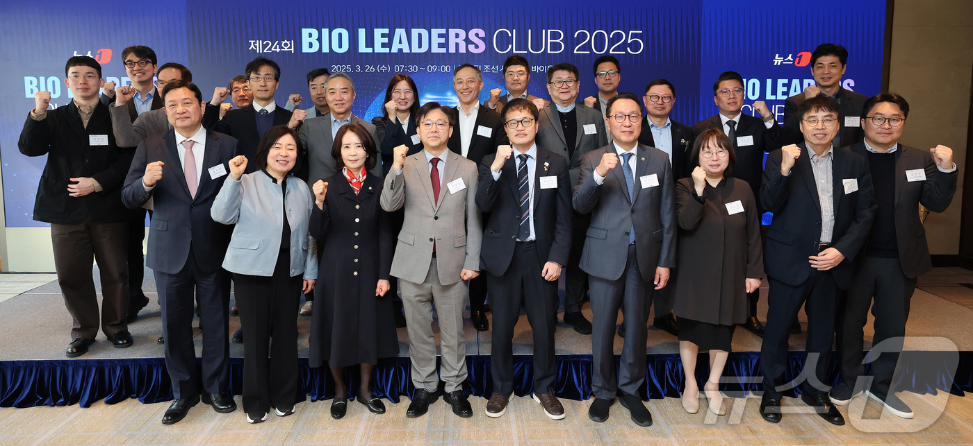 (서울=뉴스1) 박세연 기자 = 26일 오전 서울 중구 조선호텔에서 열린 뉴스1 제24회 바이오리더스클럽에서 이영섭 뉴스1 대표이사와 참석자들이 기념촬영 하고 있다.앞줄 왼쪽부터 …