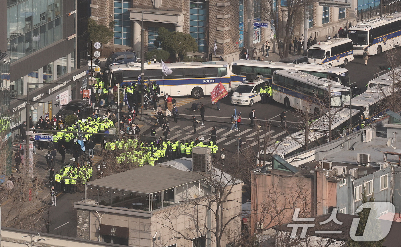(서울=뉴스1) 임세영 기자 = 26일 오전 서울 종로구 광화문 서십자각 천막농성장 인근에서 윤석열 대통령 탄핵을 촉구하며 트랙터 상경 집회를 시도한 전국농민회총연맹 시위대와 경찰 …