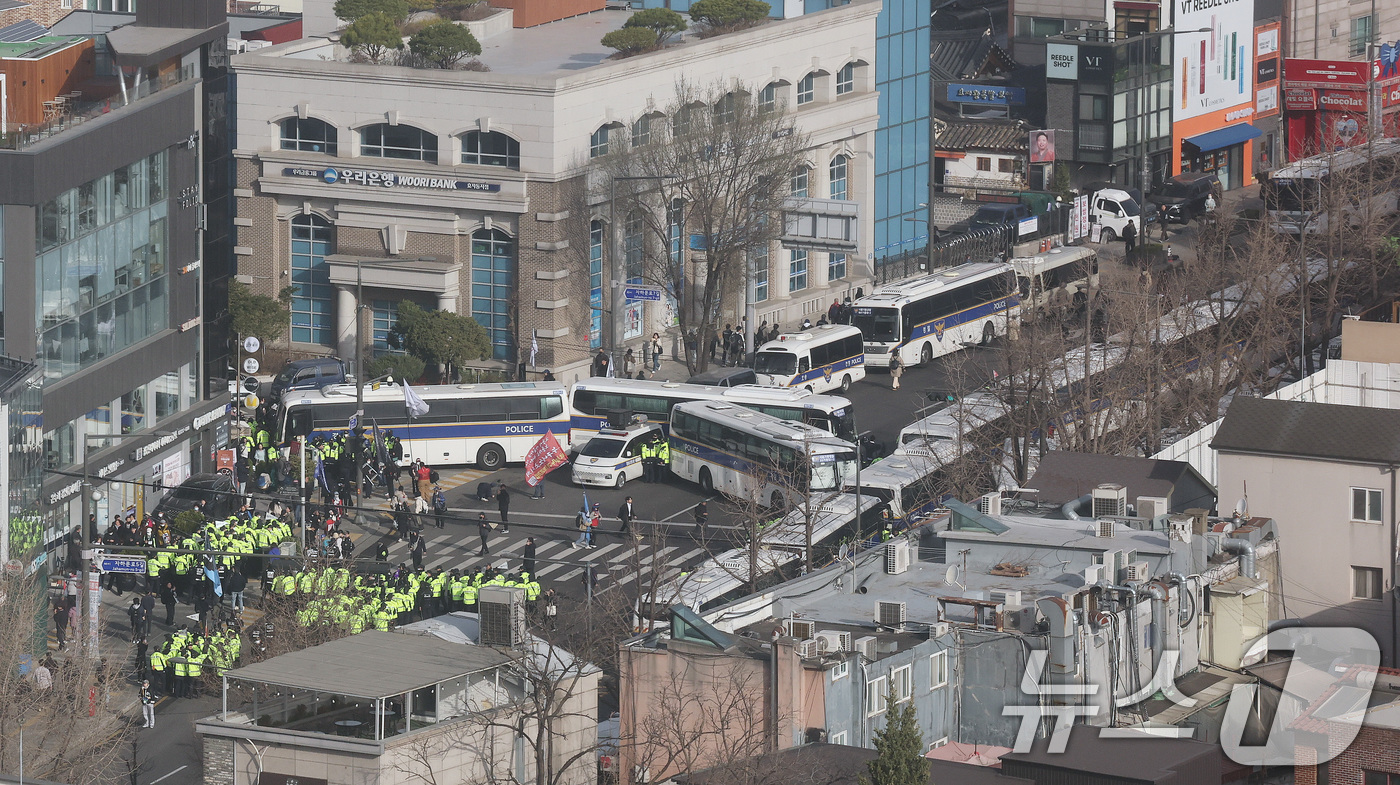 (서울=뉴스1) 임세영 기자 = 26일 오전 서울 종로구 광화문 서십자각 천막농성장 인근에서 윤석열 대통령 탄핵을 촉구하며 트랙터 상경 집회를 시도한 전국농민회총연맹 시위대와 경찰 …