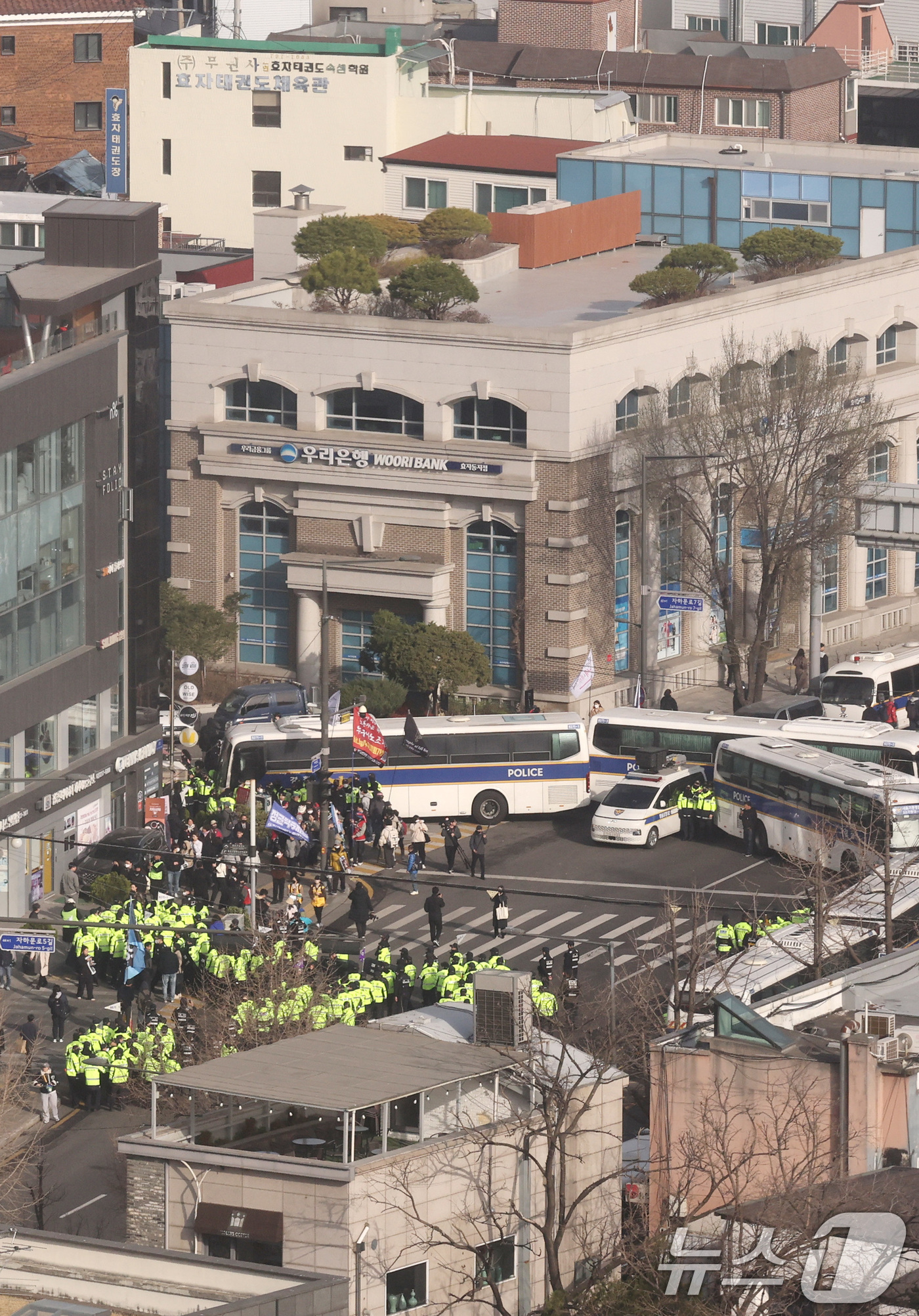 (서울=뉴스1) 임세영 기자 = 26일 오전 서울 종로구 광화문 서십자각 천막농성장 인근에서 윤석열 대통령 탄핵을 촉구하며 트랙터 상경 집회를 시도한 전국농민회총연맹 시위대와 경찰 …